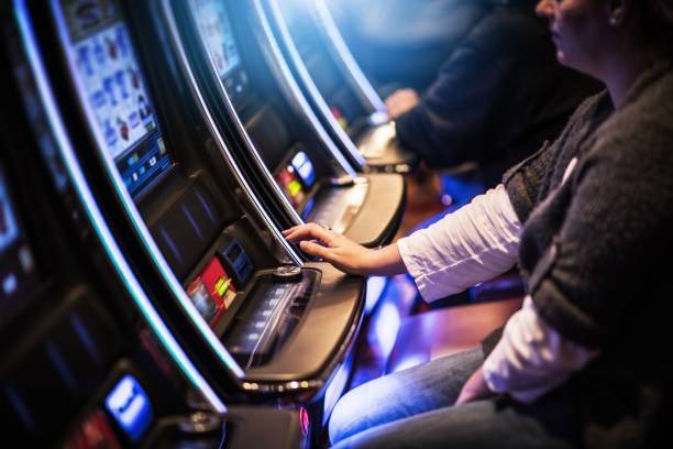 Aplikasi mobile freminet menampilkan berbagai permainan kasino, slot, dan taruhan olahraga