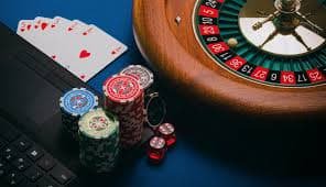 Dealer langsung Hot Pot di studio freminet dengan tiga dadu dan wadah tertutup
